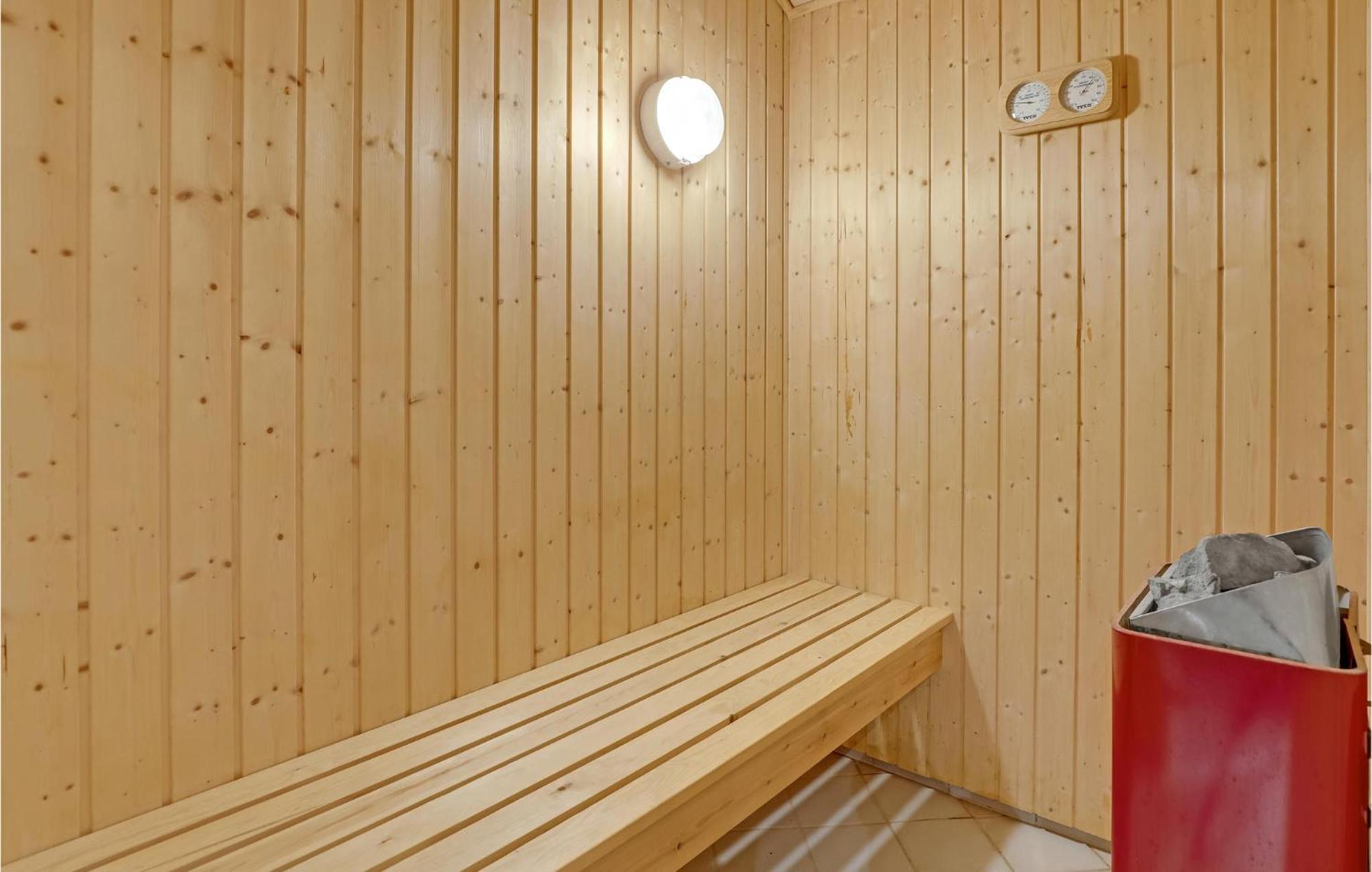 Awesome Home In Nexo With Sauna Snogebaek Екстер'єр фото